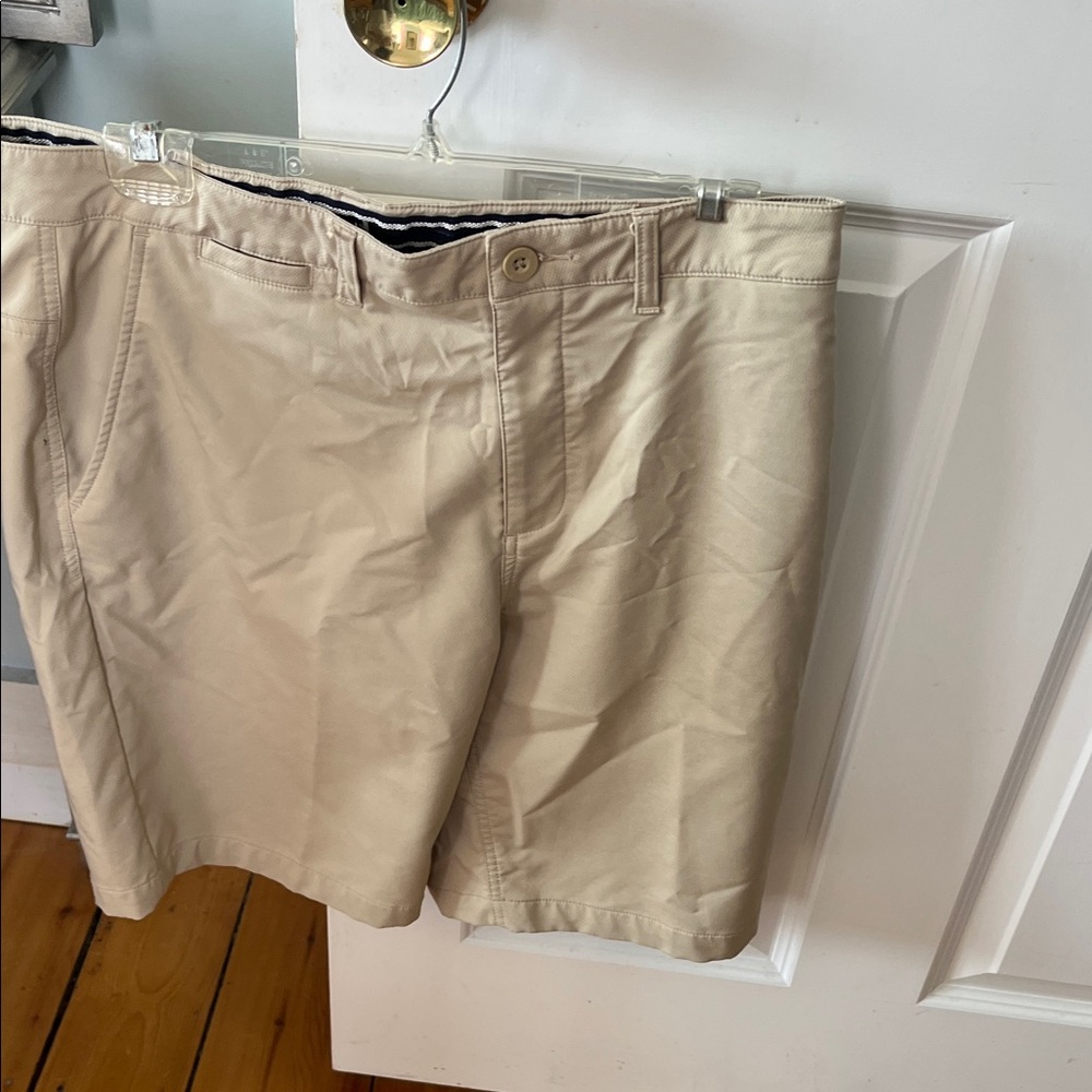 Men's Tan Johnnie-0 Performance Shorts sz 34 excellent condition golf